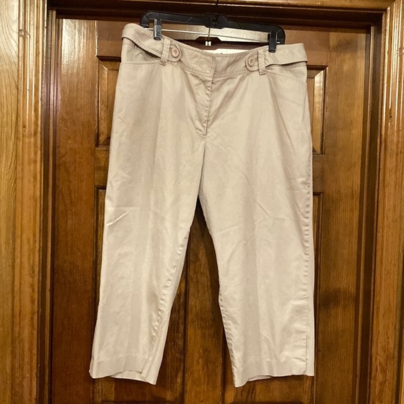 Size 18 Lane Bryant Light Khaki Capris / Clam Diggers - Picture 1 of 10